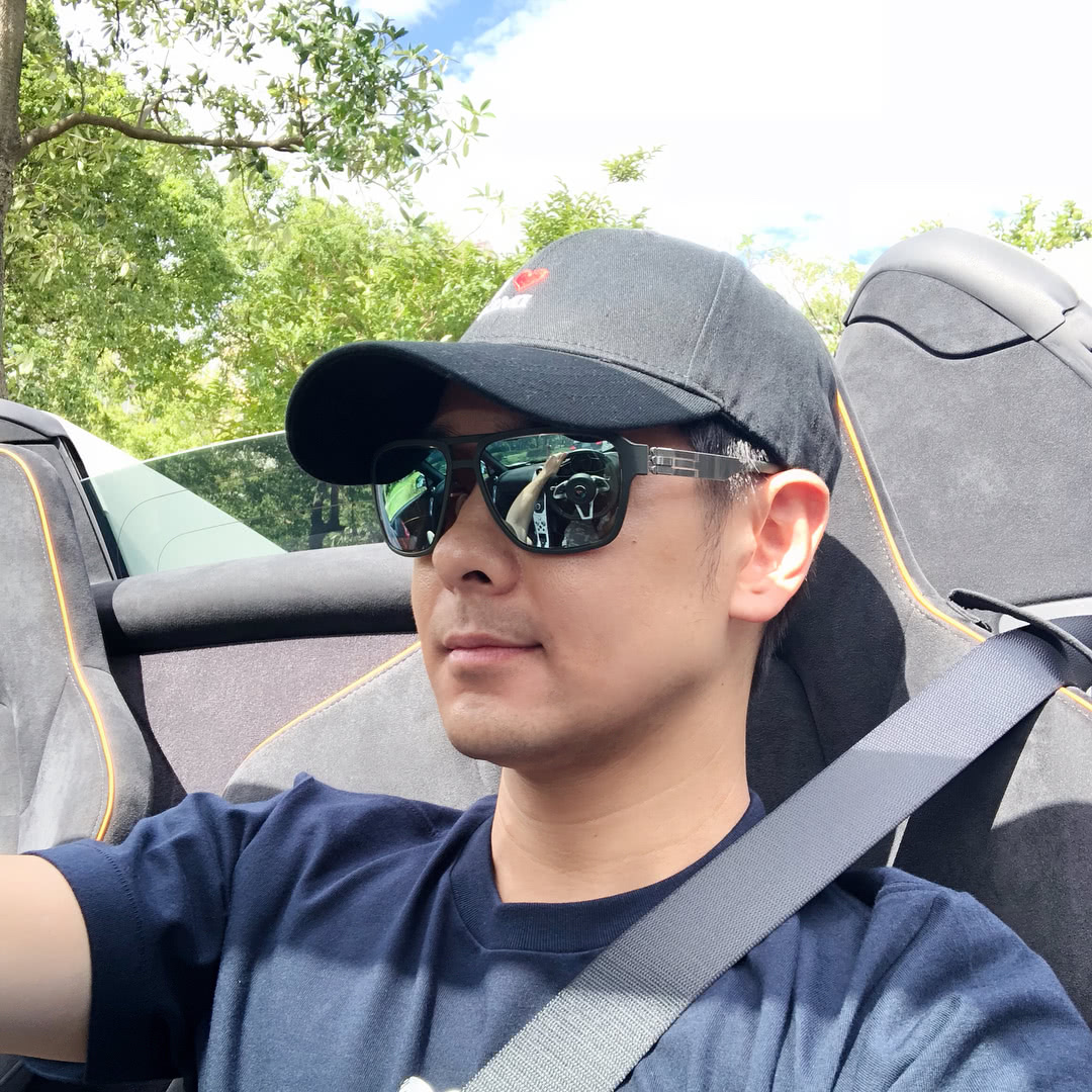 他的另外一张照片就能看到他墨镜里面已经出卖了车型信息.