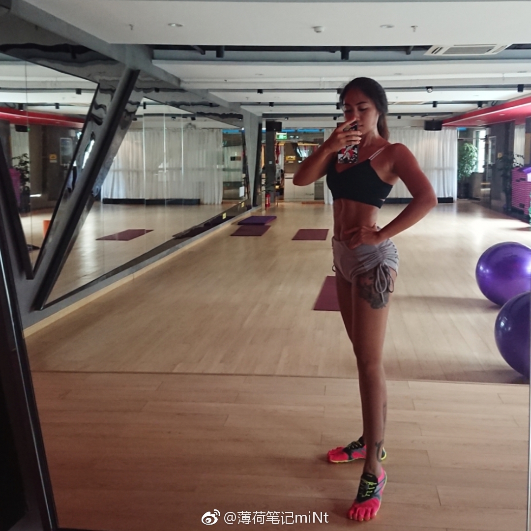 产后两年开始健身至今的小对比图一纯有氧运动体重从55kg降低50kg