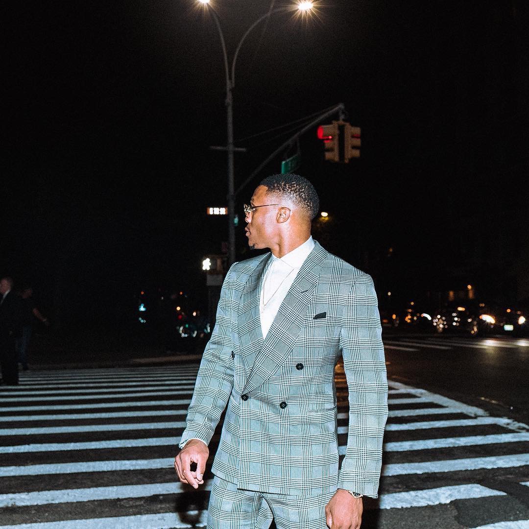 威少前天在纽约时装周,西装搭配dsm x converse one star.