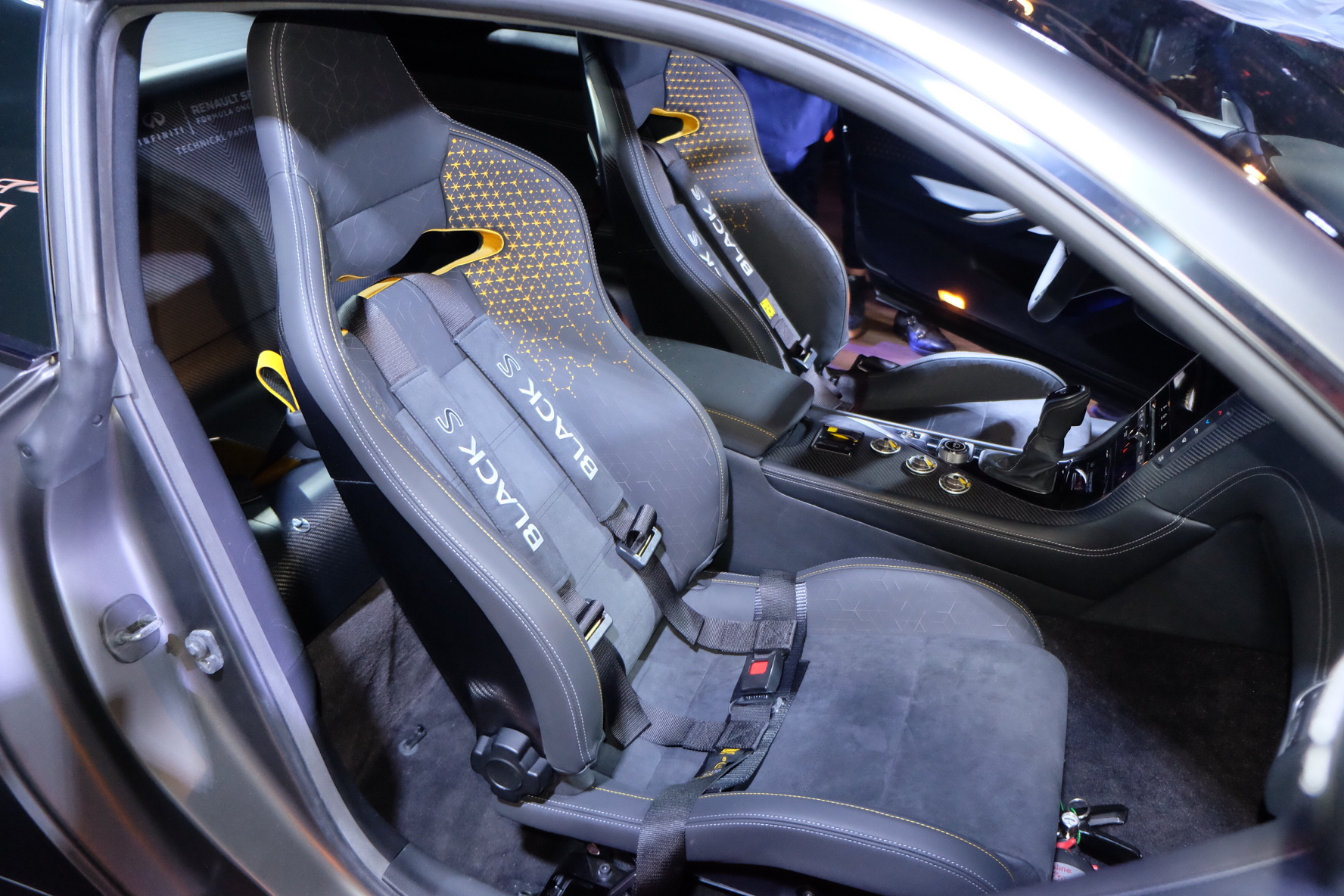 座椅配备专业的赛车座椅,带给你极致的驾驶体验.