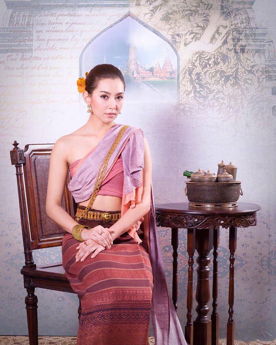 上月超火的一部泰剧《天生一对》女主bella身穿多款泰国传统服饰