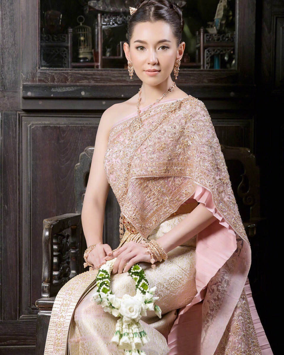 上月超火的一部泰剧《天生一对》女主bella身穿多款泰国传统服饰