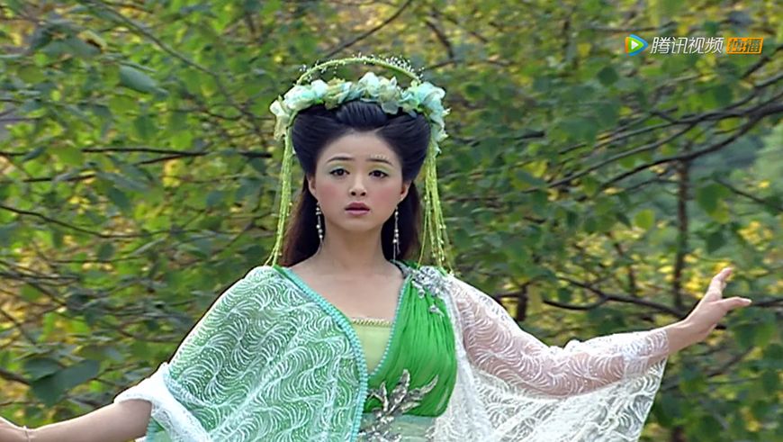 欢天喜地七仙女有7件斜肩仙女裙红儿裸肩超美青儿撩倒一大片