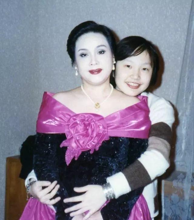 李谷一现任丈夫曝光红二代背景惊人恩爱35年女儿美过妈妈