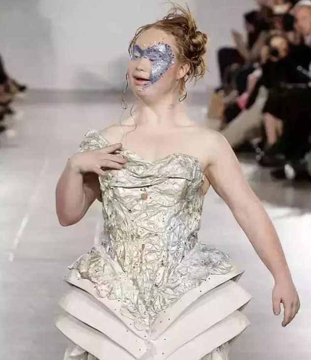 96年唐综女孩登上纽约时装周, 举止怪异却赢得一片掌声, 为何?