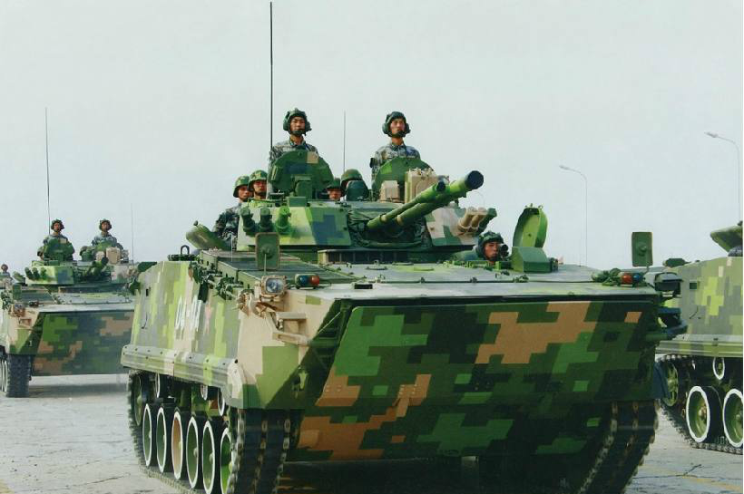 zbd-04型步兵战车采用我国自行研制的履带式底盘,发动机前置,中部为