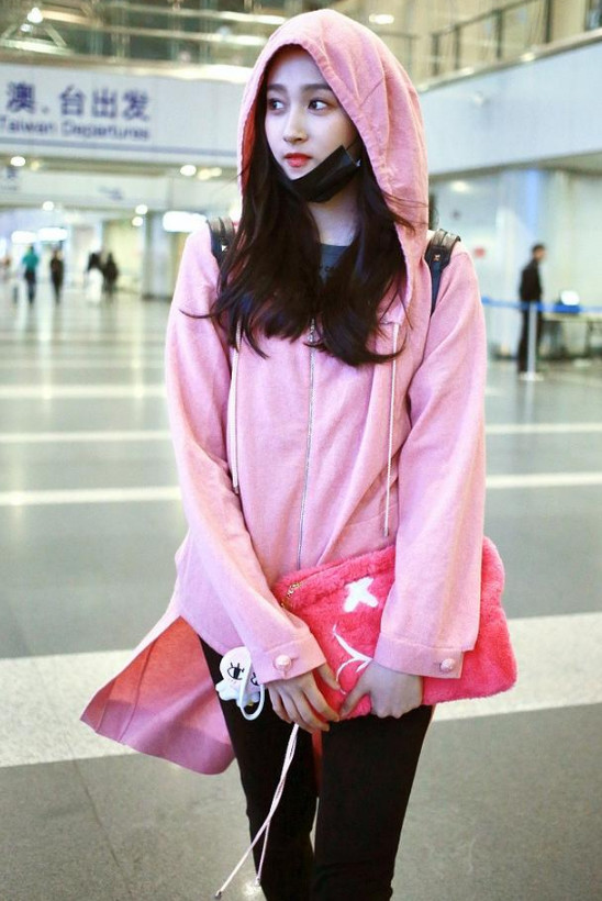 关晓彤穿粉色卫衣遭酸,包包成亮点,网友:给摄影师加鸡腿!
