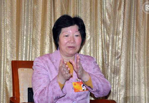 堕落女贪官,十多个小白脸为其暖床,和自己女儿"共侍一夫"!