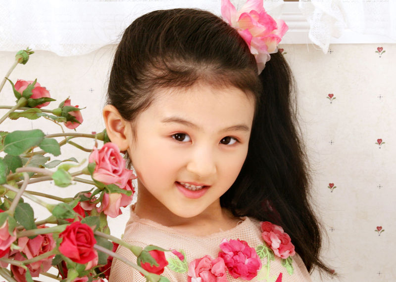 曾经和成龙同登春晚舞台,却因丑被骂出国,如今逆袭回归!