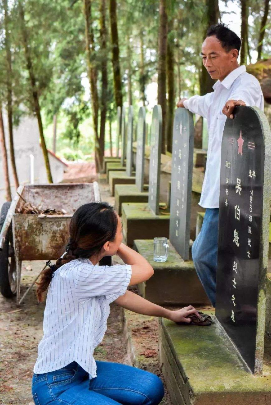 90后守墓人:祖孙四代为一个素不相识的连长守墓80年