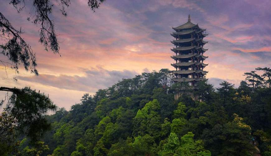 北碚旅遊景點眾多,有溫泉旅遊區,縉雲山,金刀峽,偏巖古鎮等等.