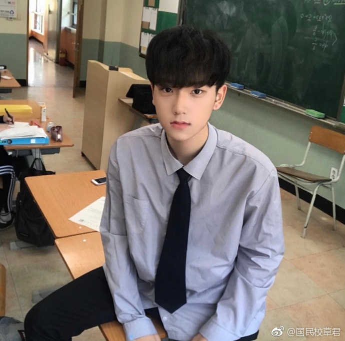 令人羡慕的帅气同桌大概那么多年学是白上的