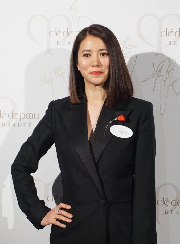 梁咏仪真敢穿全身上下就只穿一件西装网友张智霖该管管了