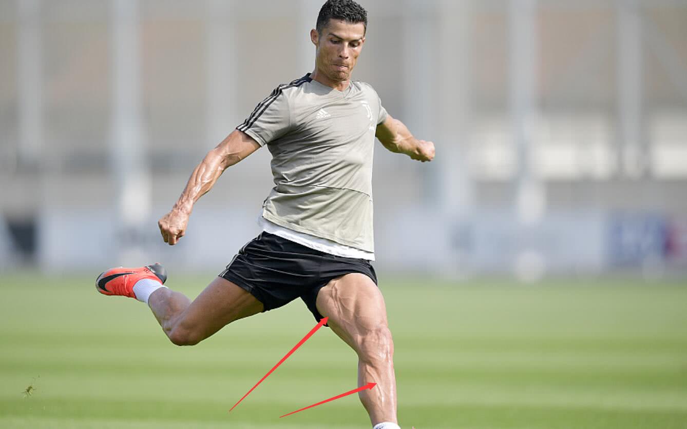 c罗训练时心情不错,"拒"与队友玩游戏,尤文图斯氛围真好