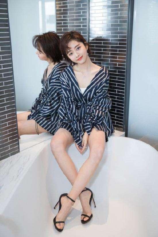 谭松韵穿一袭碎花裙很小清新范儿可穿的这双鞋暴露她的脚好小