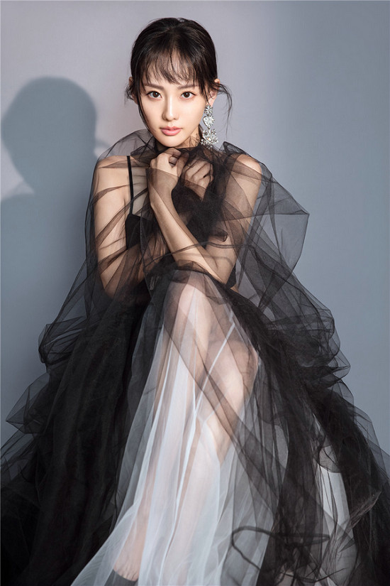 张嘉倪曝"锁骨杀"写真 黑白纱吊带长裙外搭皮衣