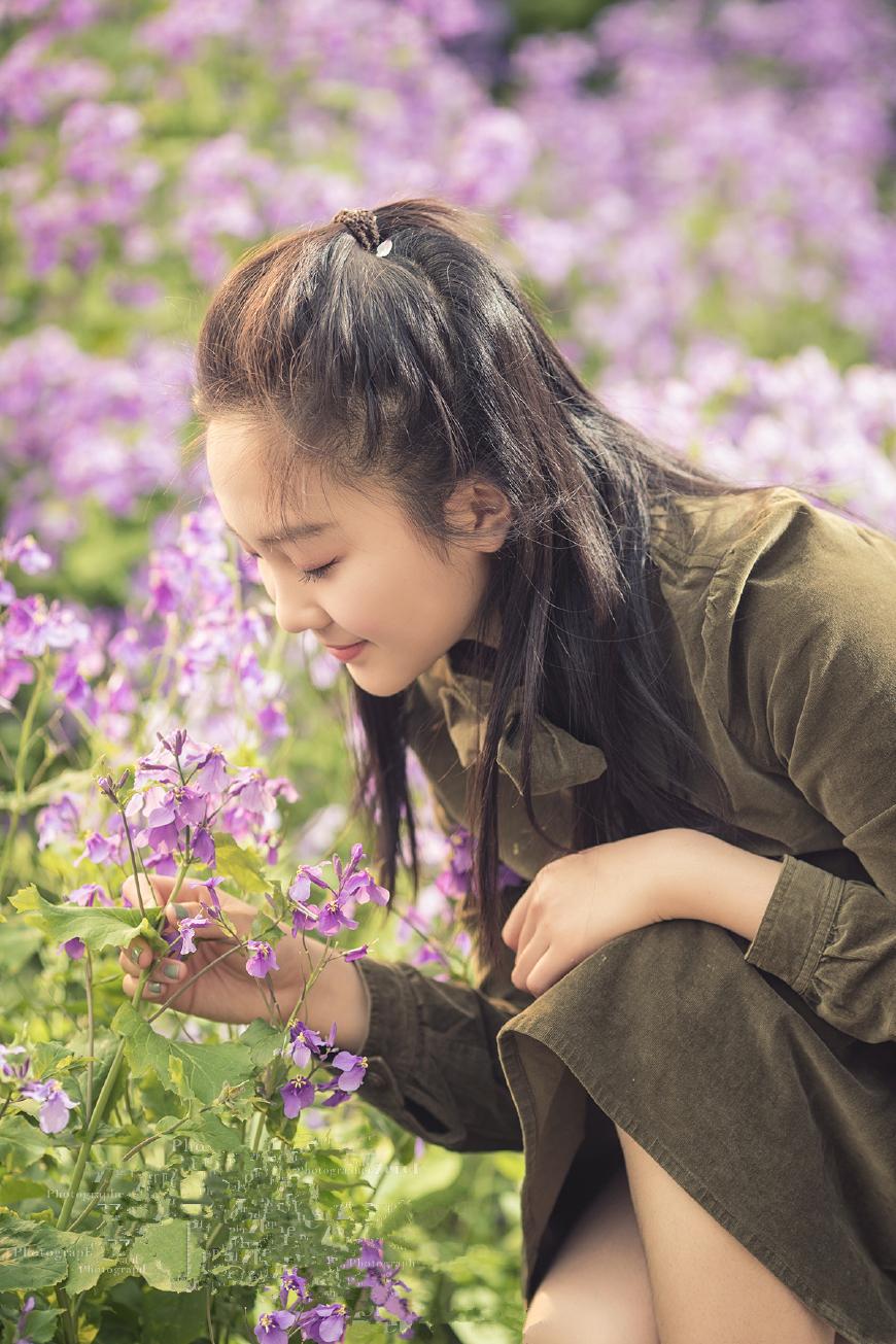 19岁林妙可晒近照,肤白貌美小圆脸,穿拖鞋走红毯画风清奇