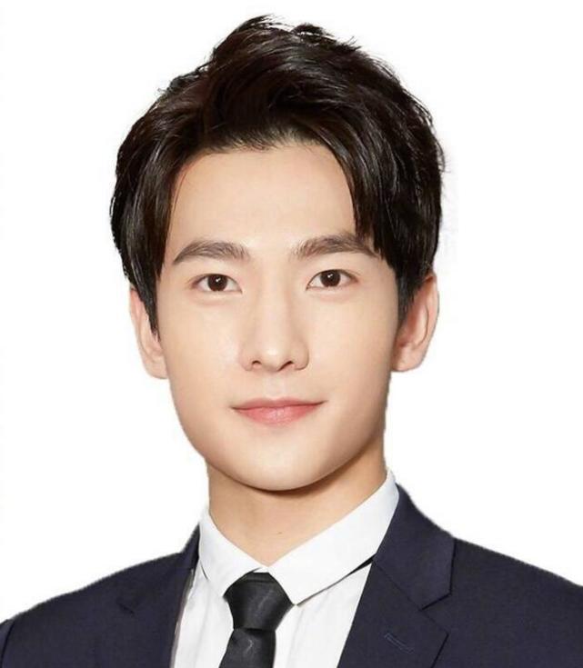 杨洋的证件照太帅气了,挺有韩星范的,作为证件照,这样的照片绝对可以