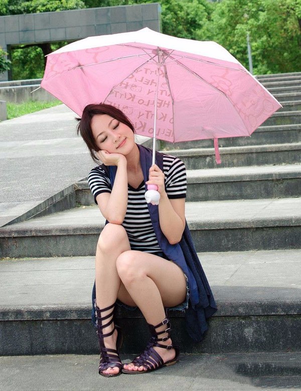 美女美图:成熟女人户外草坪自拍