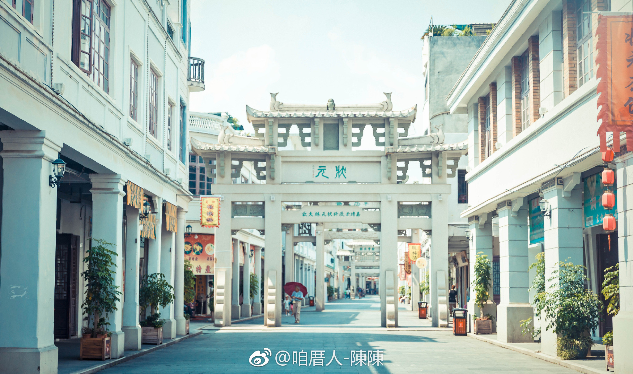 牌坊街位于潮州老城区内,沿街保留有众多骑楼建筑