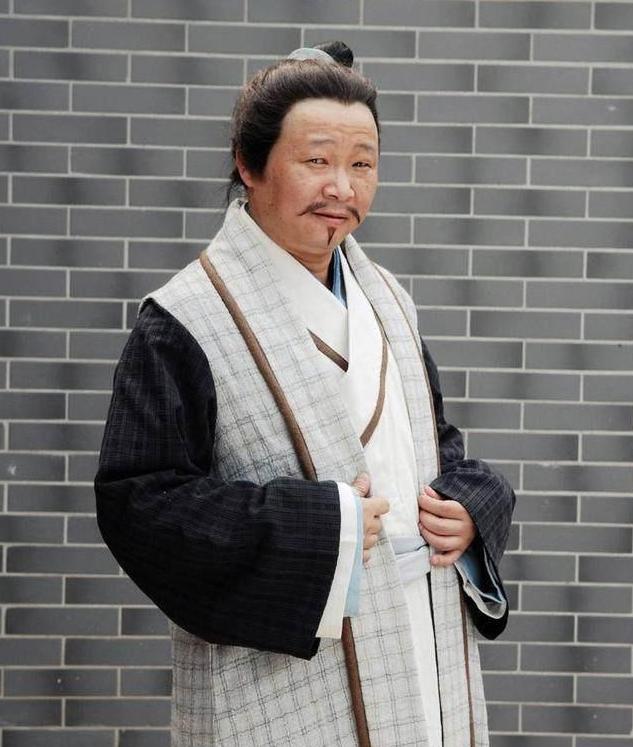 48岁三德子娶小16岁嫩模, 一家四口隐居山林养鸡, 如今过成这样