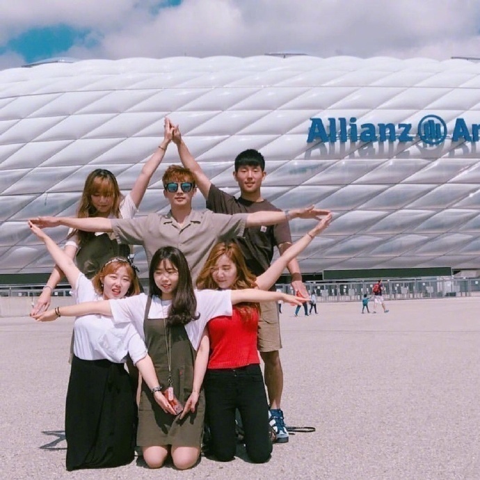 只要凑齐6个人,就能解锁好朋友拍照新姿势,快和好朋友们约起来吧