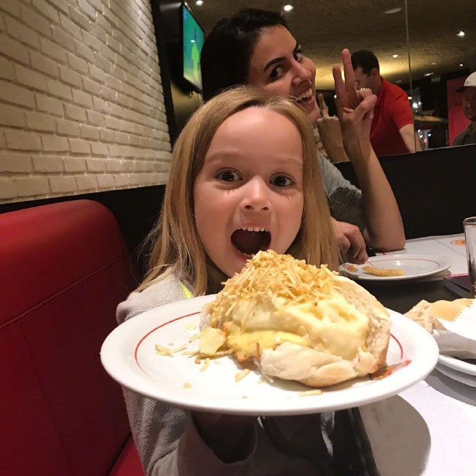 因为一个小龅牙的表情包红遍全球的巴西小女孩chloe