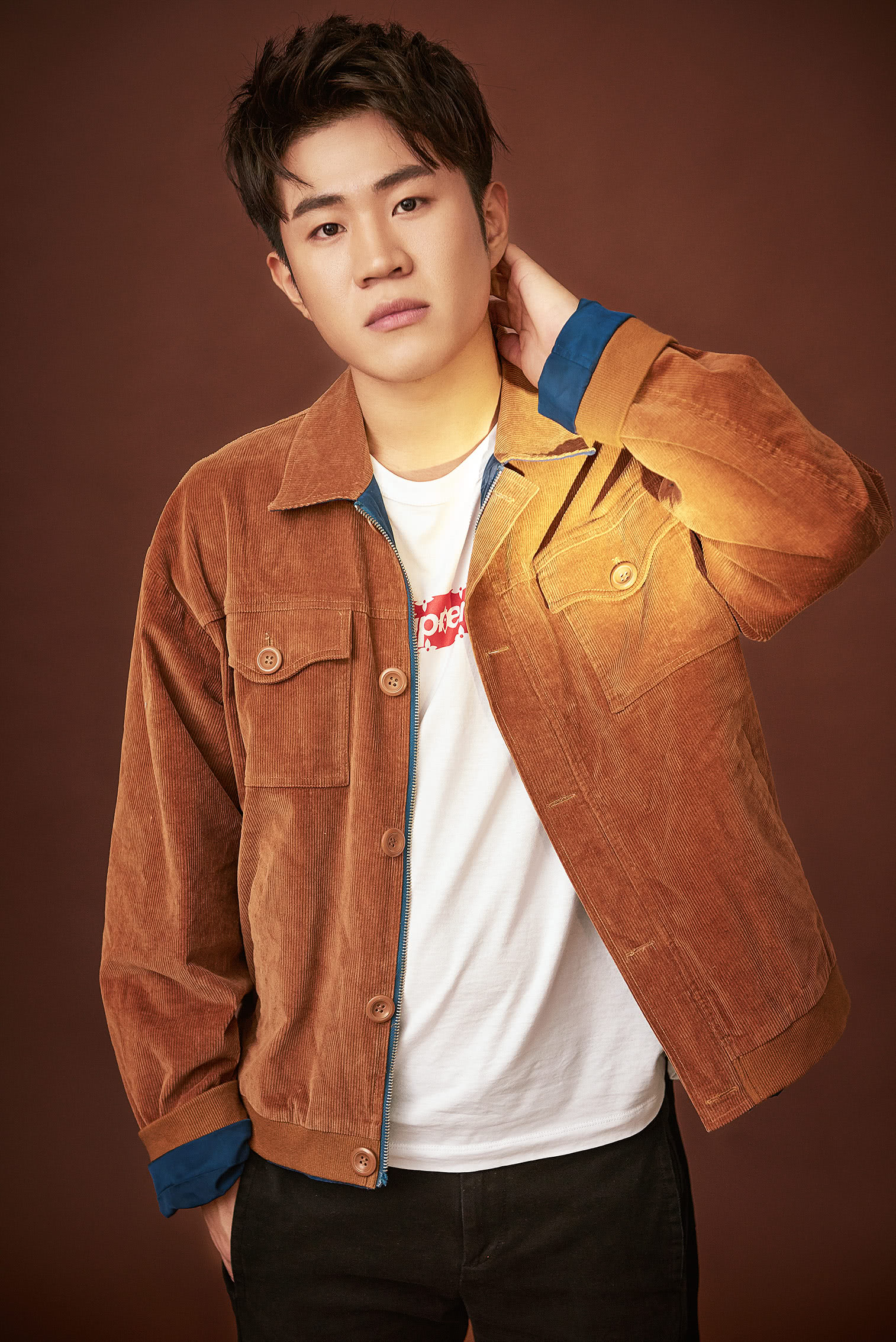 王亮出身喜剧世家,在综艺《演员的诞生》,《欢乐喜剧人》,《笑傲江湖