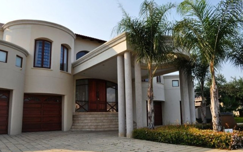 非洲富豪:钱多到没处花,穿黄金拖鞋开私人飞机,身边从不缺美女