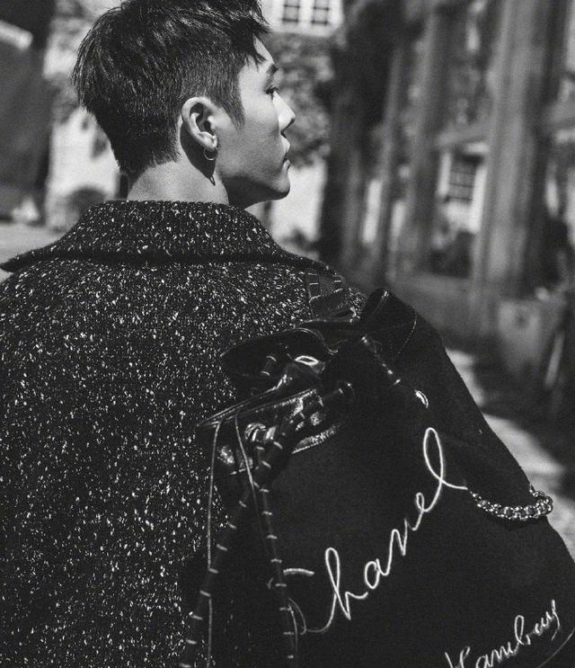 陈伟霆变精致男神,喷香水的样子都能迷死人,口水都流出来了 就连背影