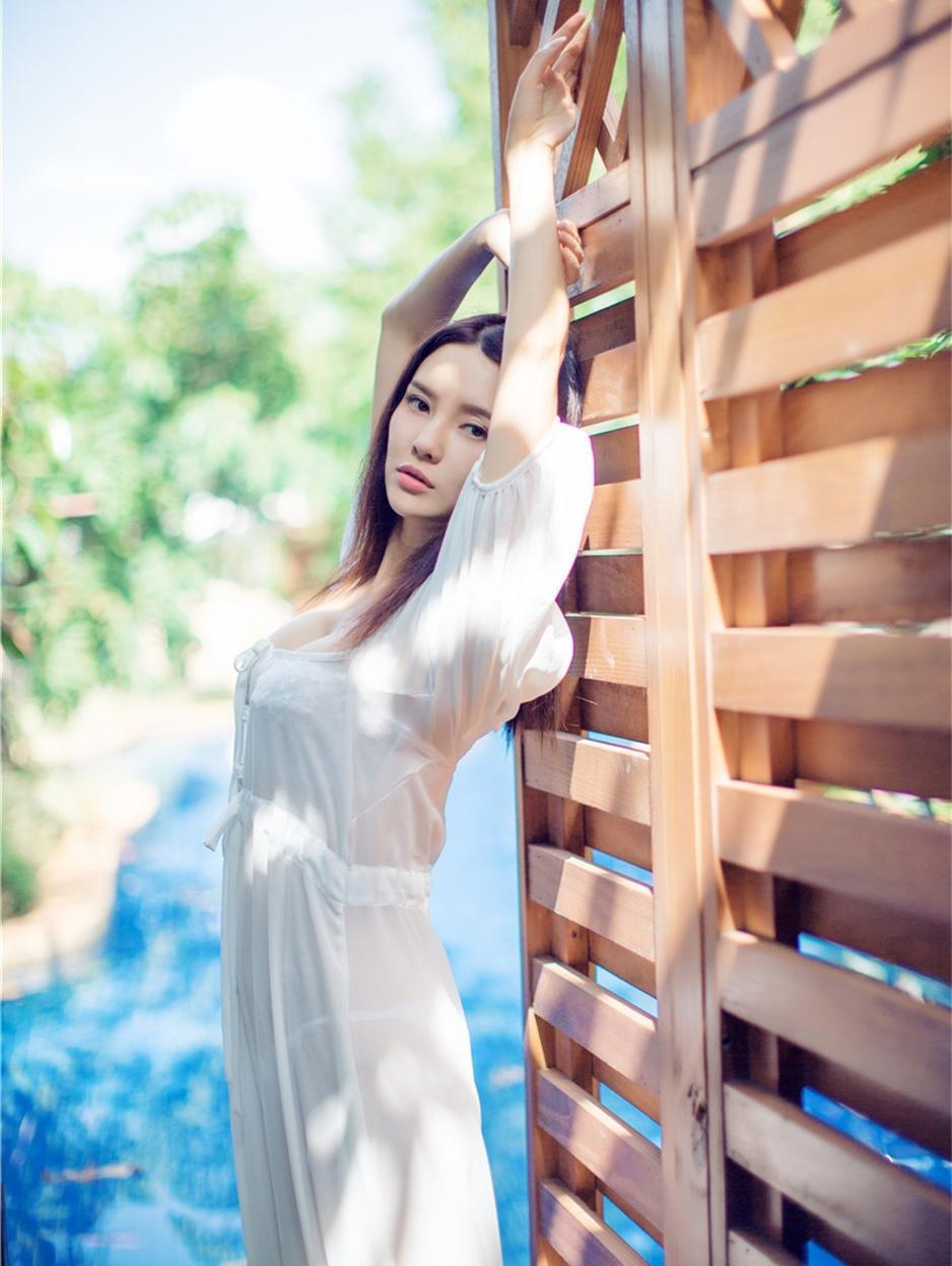 白色薄纱半透视宽松连衣裙也不能掩盖美女的美艳妩媚