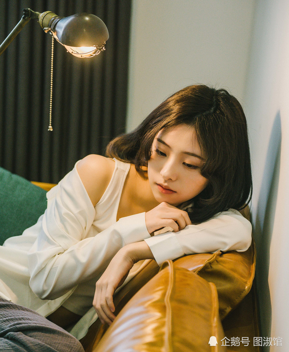 独自在家的单身美女,眼神忧郁闷闷不乐