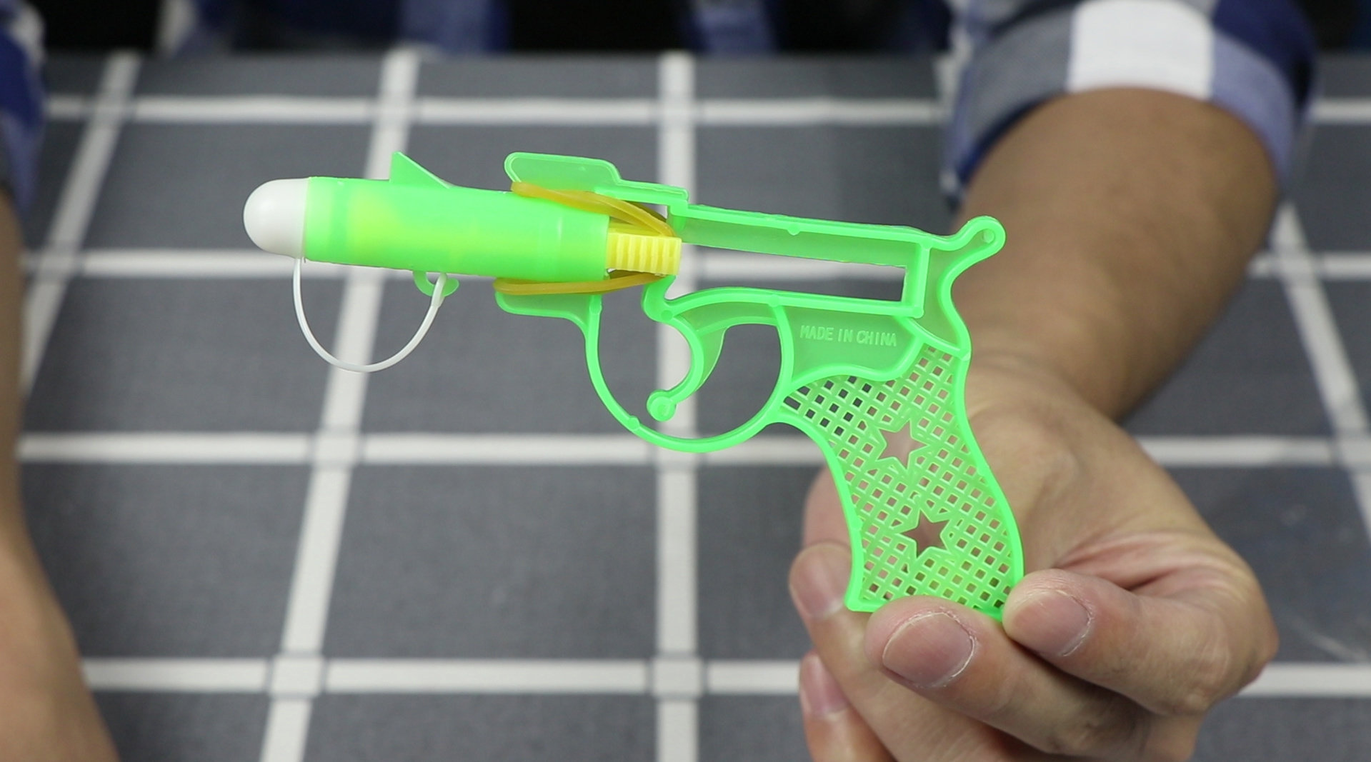 试玩20年前的童年玩具橡皮筋枪20年前两毛一个童年的记忆67