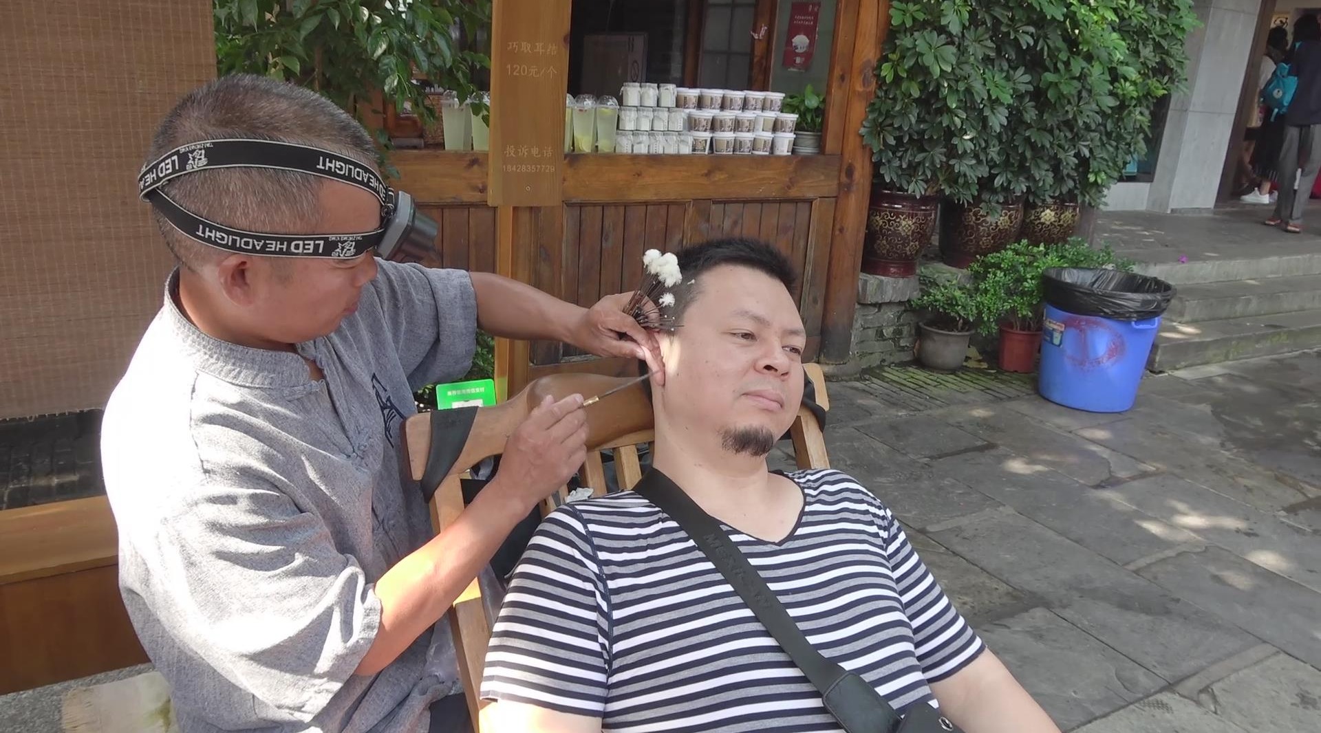 李大神去挖耳,60一挖,大神问一天能挖100个吗,大哥说低调