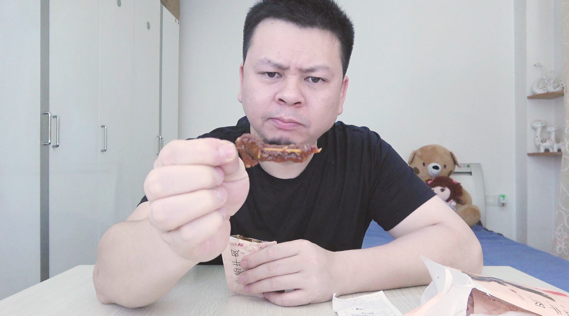 李大神开箱"良品铺子泡面",泡面没有吃,吃了牙签牛肉