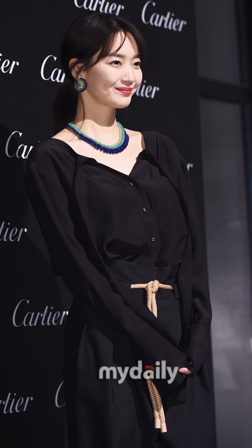 韩国女艺人申敏儿首尔出席品牌宣传活动_新浪看点