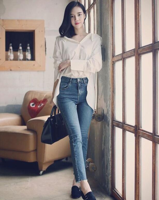 追逐潮流的牛仔裤美女穿衣搭配很时髦又能轻松秀筷子腿