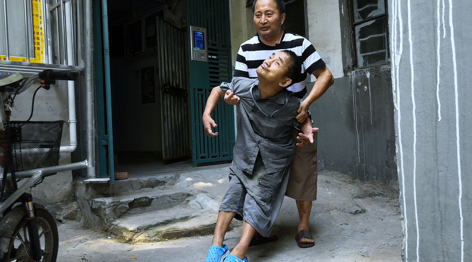 白天搞艺术,晚上开公交,一把刀改变了公交师傅的人生