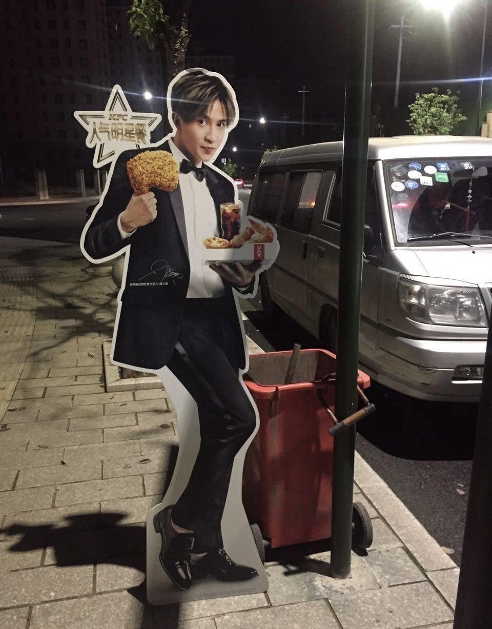 粉丝遇到人形立牌:王俊凯真惨,蔡徐坤真幸福,薛之谦这是惹谁了