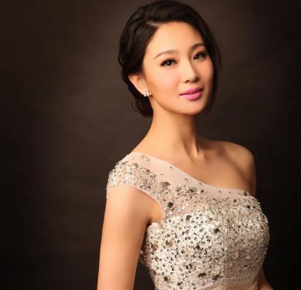 曾被误认为是吴京的绯闻女友,脱下军装太美了|吴京|军装|侯梦莎_新浪