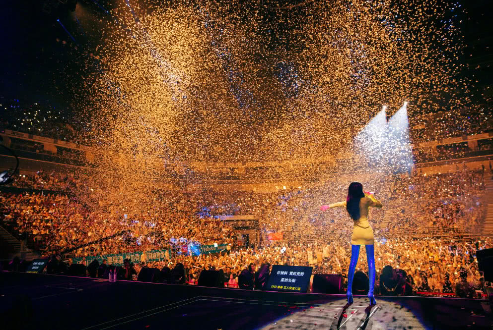 赵丽颖赴约张碧晨演唱会,后台送亲吻留大口红印