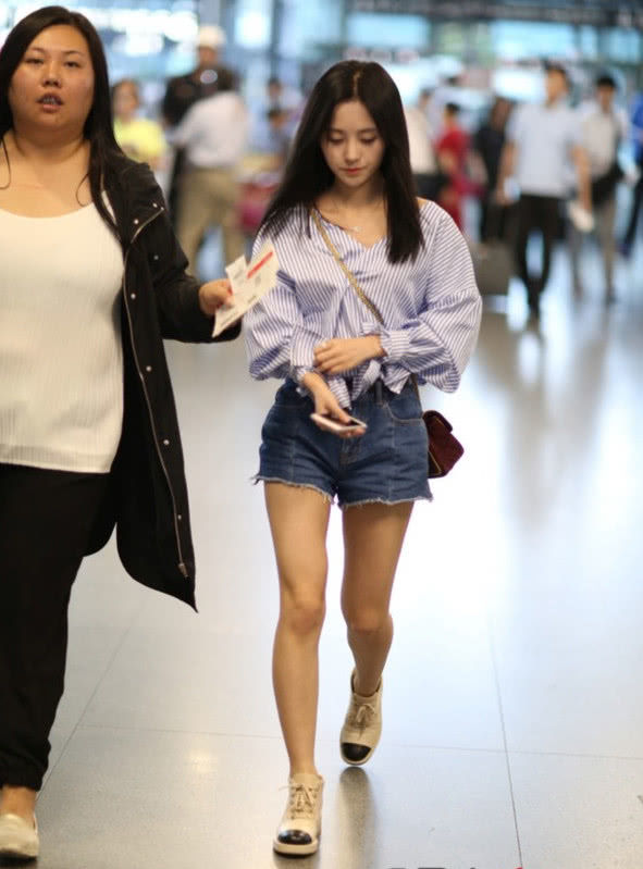 76斤的鞠婧祎穿条纹衬衫硬凹出1米8的气场网友求同款链接