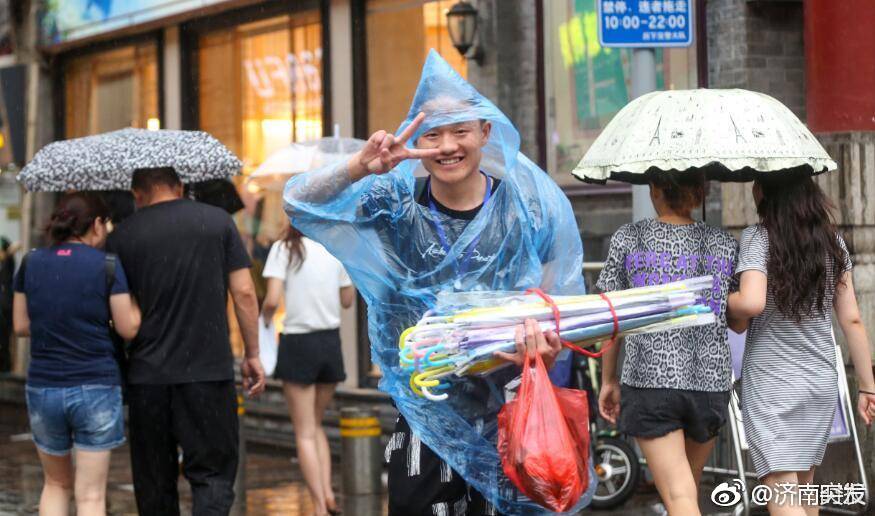 大学生毕业街头卖伞只为克服社交恐惧