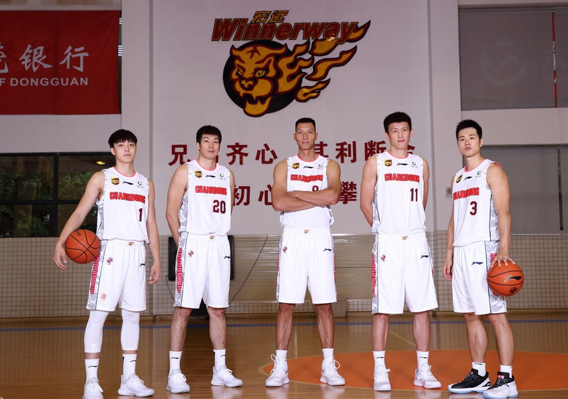 广东男篮发布新赛季官方写真照,杜峰携易建联周鹏帅气亮相!