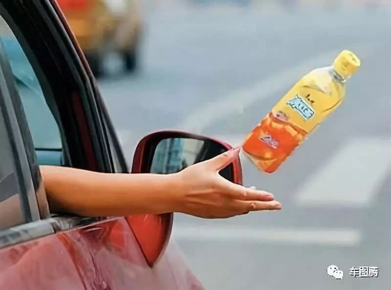 往车窗外乱丢垃圾后被霸气扔回,点赞呢?点赞呢?还是点赞呢?