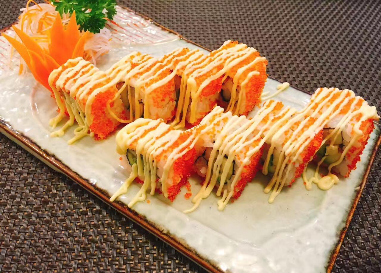 加州卷,外面裹着鱼籽,嚼着咯兹咯兹的,一口咬下去超级满足