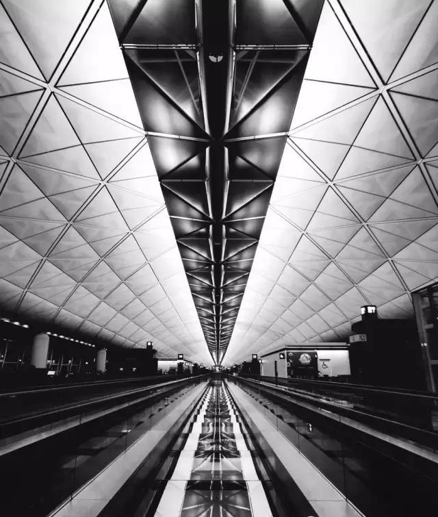 的位置,最好下面有玻璃反光,让画面中的线条加倍,从而更具形式美感