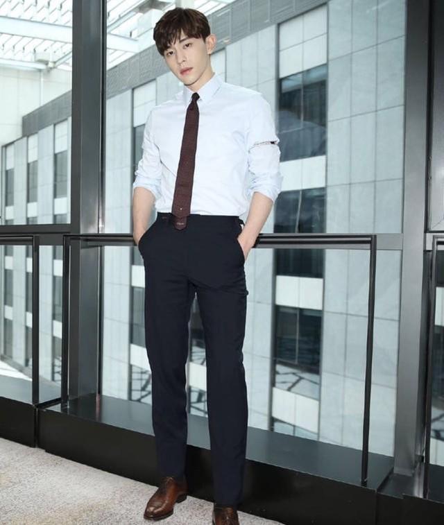 邓伦出现,看上去干练又绅士,这样的打扮超适合他!