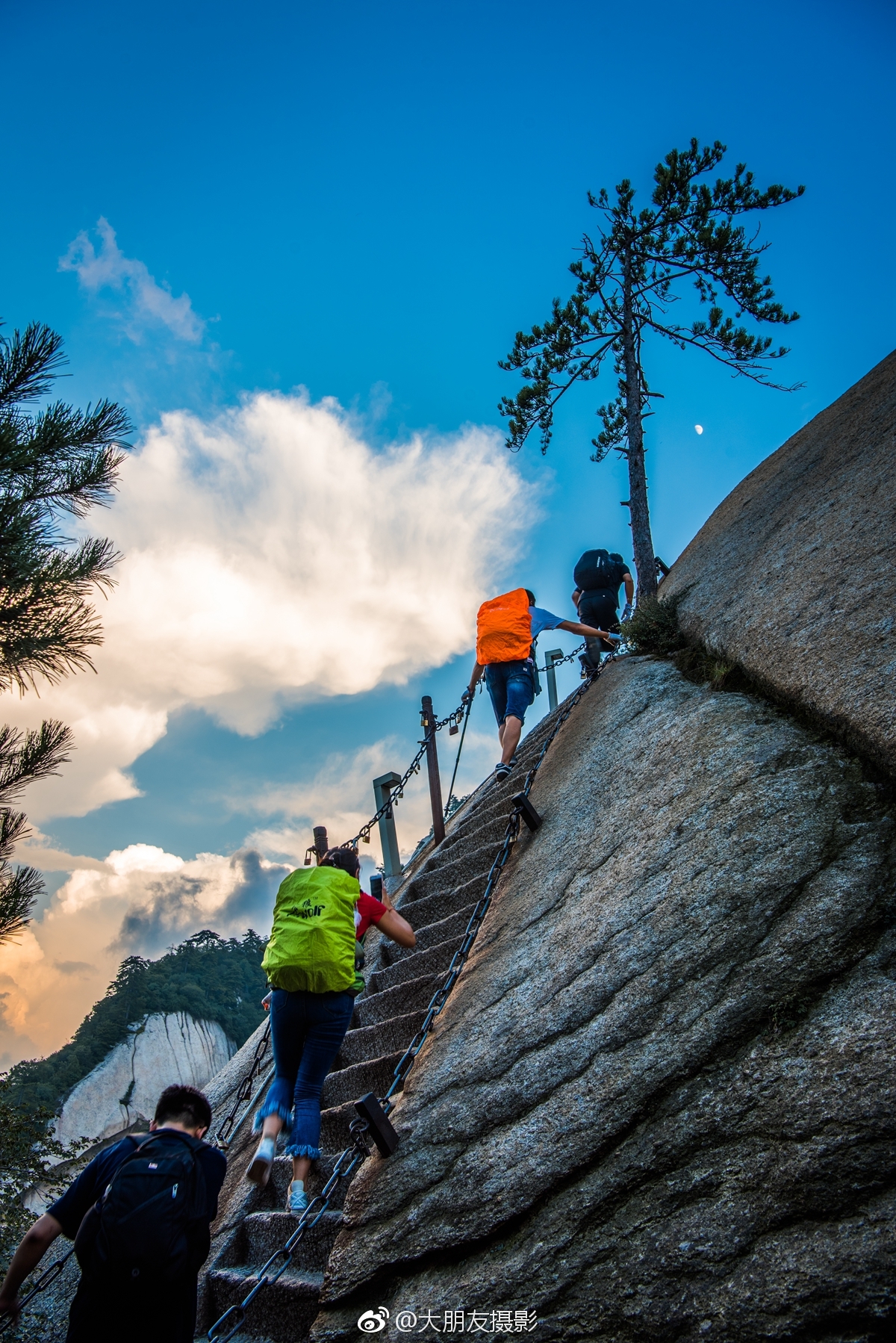 步行登山耗时长,山涧遇雷雨,北峰赏夕阳,东峰观日出,南峰眺云海