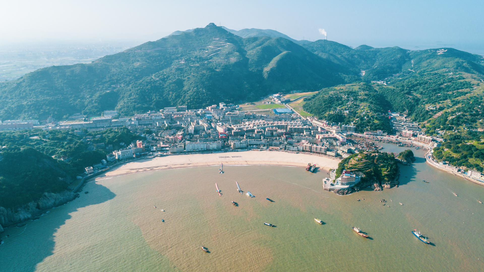 在温州苍南海边有一个叫炎亭镇旅游景点,从上空看